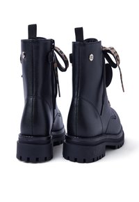 Botas de tobillo de cuero negro con un acabado brillante, que cuentan con una suela con plataforma, acentos texturizados y cordones de leopardo.