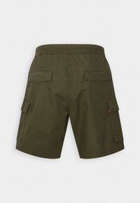 Shorts cargo vert olive à coupe décontractée, taille élastiquée et multiples poches à rabat sur les côtés et à l'arrière. Tissu en coton, texture lisse.