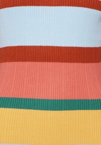 Gros plan d’un tissu côtelé avec des rayures horizontales dans des couleurs rouille, bleu clair, rouge, corail, vert et jaune.