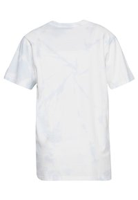 Bílý bavlněný tričko s modrým tie-dye vzorem. Má krátké rukávy a kulatý výstřih. Materiál vypadá hladký a lehký.