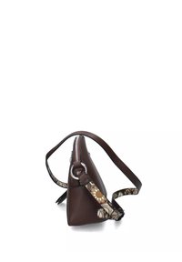 Borsa a tracolla in pelle marrone con forma triangolare, caratterizzata da una tracolla decorata e hardware argentato. Chiusura con cerniera posizionata nella parte superiore.