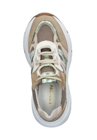 Sneaker mit einem beigen und mintfarbigen Farbschema, ausgestattet mit Netzgewebe, Wildlederakzenten, weißen Schnürsenkeln und einer strukturierten Zwischensohle. Goldenes Logo im Inneren.