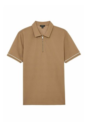 Polo cu mânecă scurtă din material bej, cu fermoar la guler. Are detalii contrastante albe pe mâneci și un design clasic al gulerului.