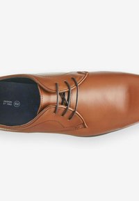 Next DERBY WIDE FIT - Puošnūs suvarstomi batai - tan brown