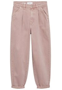 Pantalones de mezclilla de color rosa claro, ajustados y de tiro alto, con pliegues en la parte delantera y puños enrollados. Incluye dos bolsillos laterales.