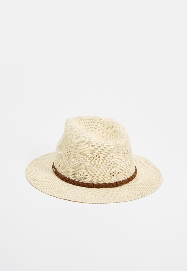 Beige geflochtener Strohhut mit einem breiten Krempe, der dekorative Aussparungen und ein braunes geflochtenes Band um die Basis hat.