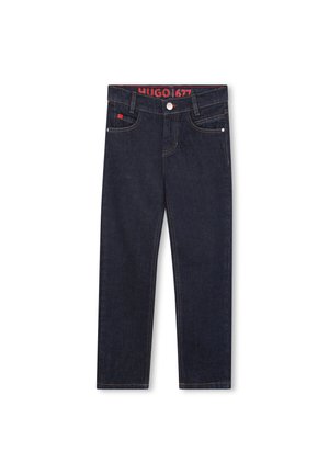 Jeans en denim bleu foncé avec une coupe droite, cinq poches, des coutures orange, une ceinture avec logo et une fermeture à bouton en métal.