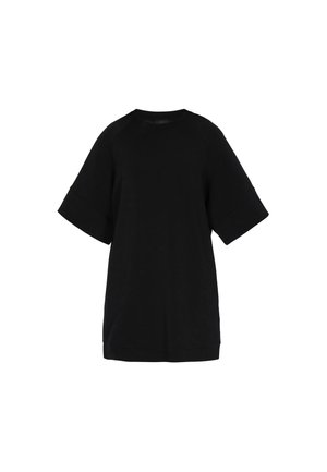 Camiseta negra de corte oversized hecha de tejido suave, con cuello redondo, mangas cortas tipo raglán y dobladillo recto. Sin patrones ni acentos visibles.