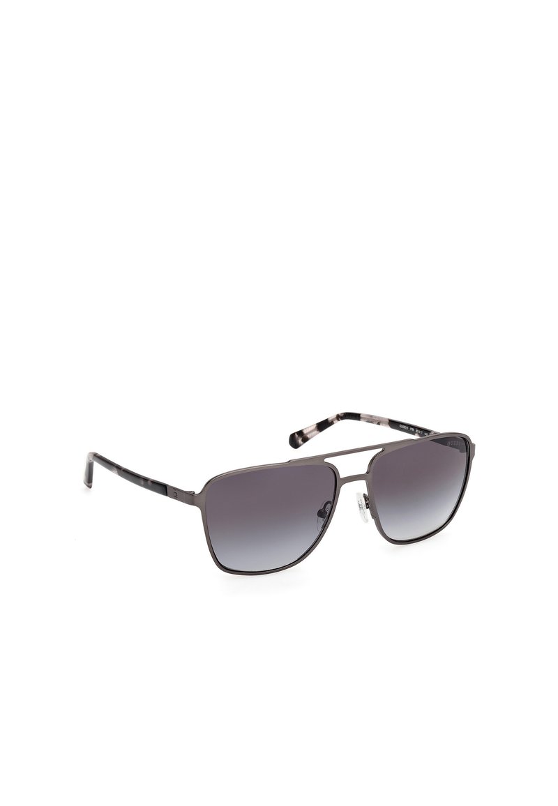 Sunglasses med en metallisk grå ram, fyrkantig form, graduerade mörka linser och mönstrade svart och grå skalmar. Inkluderar näskuddar.