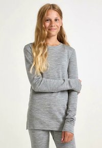 Maglia a maniche lunghe in grigio chiaro, realizzata in tessuto morbido e strutturato. Presenta una scollatura rotonda e polsini aderenti, con una silhouette rilassata.