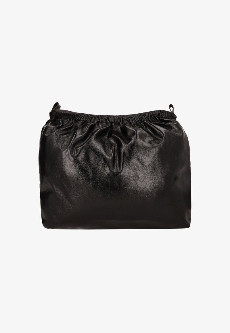 Černá kožená kabelka do ruky se staženým horním okrajem, měkká textura a hladký povrch. Bez viditelné kovové výbavy či zdobení. Obdélníkový tvar.