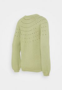 Ljusgrön stickad tröja med rund halsringning, med ett strukturerat mönster och små hål längs kroppen och ärmarna.