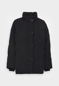 Chaqueta de invierno negra acolchada con cuello alto, cierre de botones a presión, bolsillos laterales con cremallera y puños acanalados en las mangas largas.