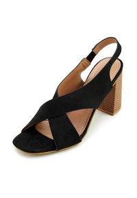 Zwarte suède openteen sandaal met een crisscross ontwerp, verstelbare slingback en een gestructureerde chunky hak. Tan binnenzool en stiklijnen.