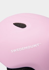 Lyserød hjelm med mat finish, udstyret med en sort ventil og "SWEDEMOUNT" logo i hvid. Rund form designet til sikkerhed.