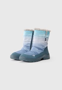 Blaue isolierte Stiefel mit strukturiertem Obermaterial, ausgestattet mit einem Reißverschluss und einem gefälschten Pelzbesatz oben. Dicke Gummisohle für besseren Halt.