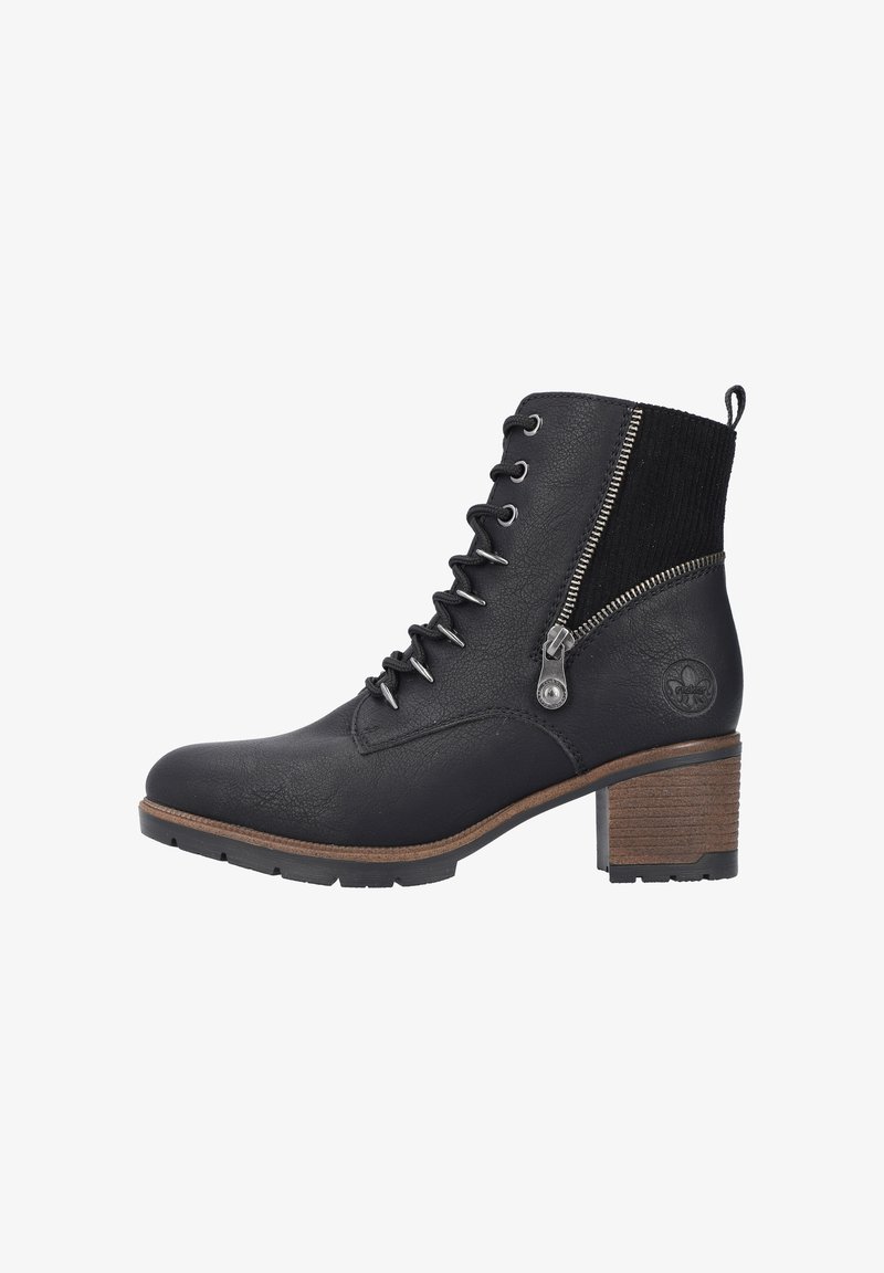 Bottines noires en cuir texturé, avec un laçage à l'avant, une fermeture éclair sur le côté et un talon en bois empilé. Accentuées d'un logo.