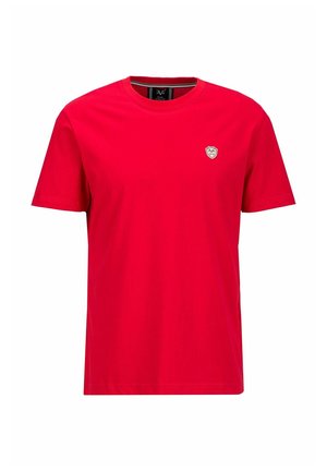 Rotes Baumwoll-T-Shirt mit rundem Halsausschnitt und kurzen Ärmeln. Auf der linken Brust befindet sich ein kleines Wappen-Logo. Einfaches Design, glatte Textur.