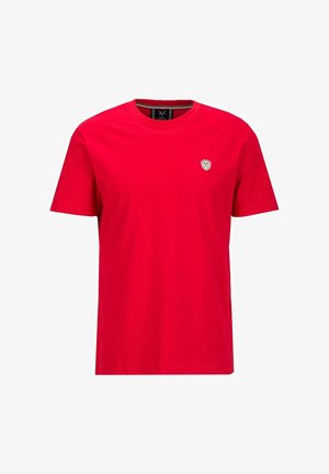 Rode katoenen T-shirt met een ronde halslijn en korte mouwen. Beschikt over een klein schildlogo op de linkerborst. Eenvoudig ontwerp, gladde textuur.