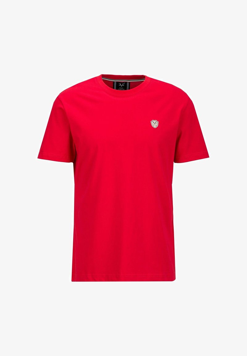 Rotes Baumwoll-T-Shirt mit rundem Halsausschnitt und kurzen Ärmeln. Auf der linken Brust befindet sich ein kleines Wappen-Logo. Einfaches Design, glatte Textur.