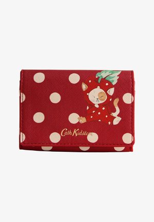Rote Geldbörse mit weißen Punkten und einer verspielten Katze im Erdbeerkostüm, mit Cath Kidston Gold-Logo.