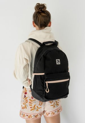 Zaino nero con una superficie liscia, dettagli rosa e una tasca frontale. Dotato di manico superiore e spallacci imbottiti per il comfort.
