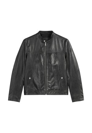 Schwarze Lederjacke mit hohem Kragen, Frontreißverschluss und Seitentaschen. Hat eine glatte Textur und horizontale Nahtdetails.