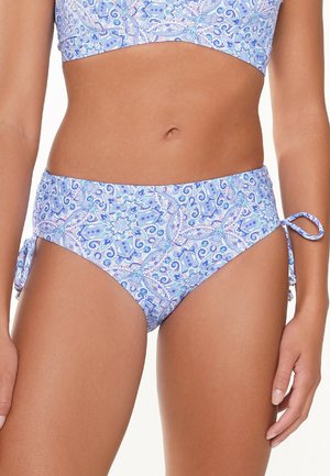 Dwuczęściowy bikini w wzór paisley w odcieniach niebieskiego i lawendowego, wykonane z gładkiego materiału. Dół ma regulowane detale w postaci wiązań.