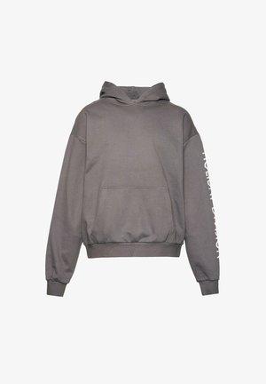 Šedá kapucňa so zipsom, s predným vreckom a rebrovanými manžetami, s textom po ľavej rukáve v kontrastnej bielej farbe. Mäkkučká textúra, voľný strih.