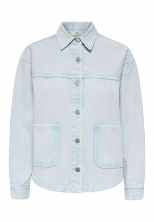 Jasnoniebieska kurtka dżinsowa z kołnierzem, metalowymi zatrzaskami z przodu oraz dwoma dużymi naszywanymi kieszeniami z przodu.