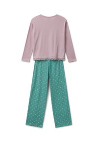 Camiseta de manga larga color rosa con acabado de encaje, combinada con pantalones en color verde azulado con un patrón de corazones blancos. Ambos hechos de tela suave.