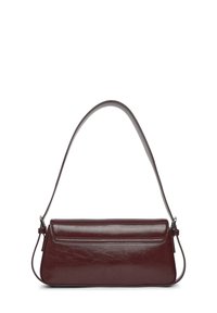 Borsa a tracolla in pelle bordeaux con forma strutturata, pattina frontale piatta e sottile cinghia. Texture liscia, dettagli hardware minimi.