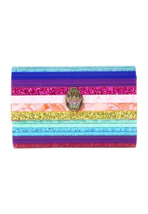 Kolorowa prostokątna kopertówka z poziomymi paskami wykonanymi z różnych materiałów: błyszczącego, metalicznego i brokatowego w odcieniach różu, niebieskiego, fioletowego i złotego.