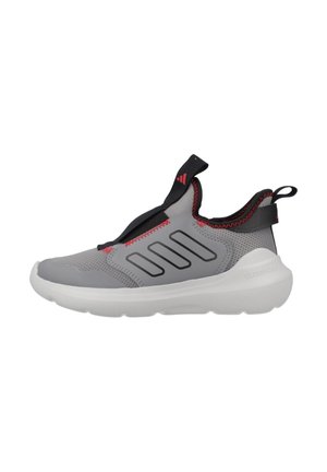 Chaussure de sport grise avec une tige en mesh respirant, des coutures décoratives rouges, une sangle élastique et une semelle blanche rembourrée. Elle présente trois rayures noires.
