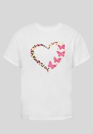 Fehér rövid ujjú ing, amelyen szív motívum látható, melyet leopárdmintás körvonal és rózsaszín csillogó pillangók formálnak a szív egyik oldalán.