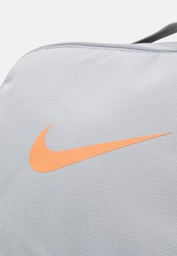 Nike Performance 24L UNISEX - Mochila - smoke grey/sorange trance