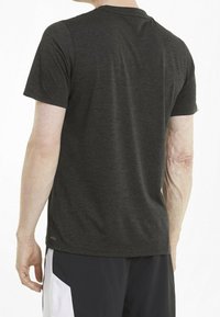 Kolgrå kortärmad t-shirt med rund hals. Mjuk, texturerad tyg med liten stretch, har en liten logotyp vid fållen.