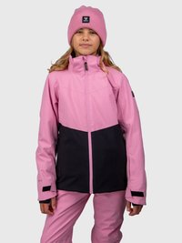 Meitene ar rozā un melnu ziemas jaku, saskaņojošām rozām biksēm un rozā adītu cepuri uz vienkārša gaiši pelēka fona.