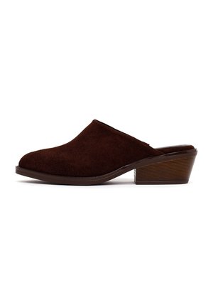 Mule marrón de ante sin cordones con un tacón bajo de bloque de madera y punta cerrada redondeada, diseñado para un uso casual.