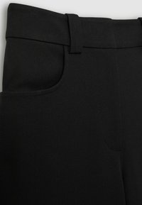 Zwarte broek met een gladde textuur, voorzien van een zijzak, gestikte tailleband en een getailleerde pasvorm. Klassiek ontwerp geschikt voor verschillende gelegenheden.