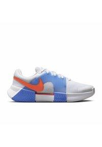 Zapatilla deportiva blanca con parte superior de malla, acentos en azul y naranja, suela plana, punta redondeada, paneles laterales texturizados y sistema de cordones visible.