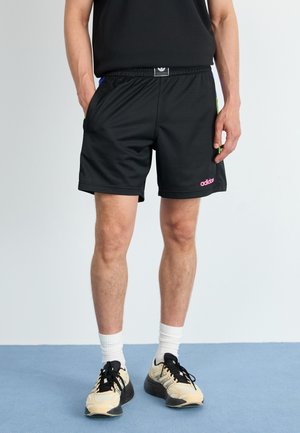 Svarta nätidrottsshorts med resårmidja, prydda med rosa adidas-logotyp och gröna och blå detaljer på sidorna.