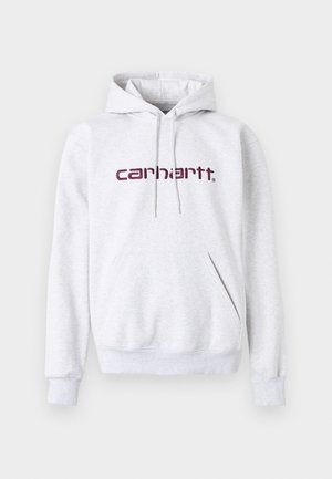 Lysegrå hoodie lavet af blødt stof, med en frontlomme og en hætte med snøre. Carhartt-logoet er tydeligt vist i bordeaux.