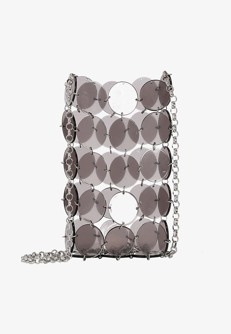 Gennemsigtige, cirkulære skiver i gradientgrå, forbundet af sølvhardware, danner en struktureret håndtaske med en kædesti.
