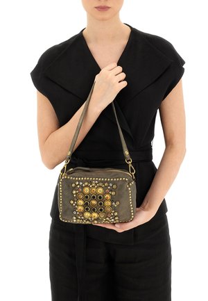 Borsa in pelle di forma rettangolare, colore verde oliva, adornata con accenti circolari dorati e borchie decorative, dotata di una cerniera superiore.