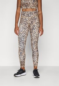 Súprava športového oblečenia s leopardím vzorom obsahujúca priliehajúci crop top a legíny s vysokým pásom. Materiál je hladký s mierne lesklou textúrou.