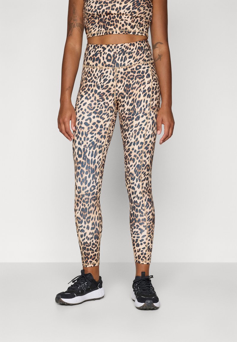Súprava športového oblečenia s leopardím vzorom obsahujúca priliehajúci crop top a legíny s vysokým pásom. Materiál je hladký s mierne lesklou textúrou.