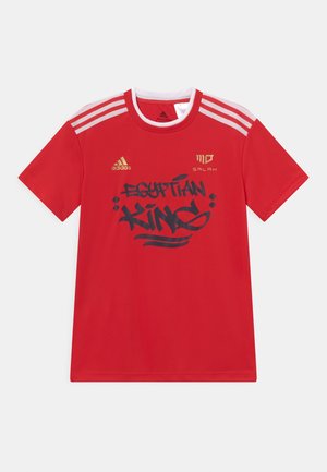 SALAH TEE UNISEX - Triko s potiskem - vivid red/white/gold
