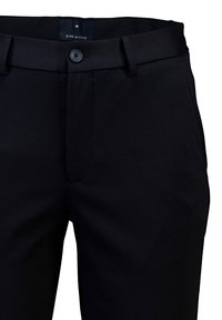 Pantaloni neri su misura realizzati in tessuto morbido, con chiusura a bottoni, passanti per cintura e tasche frontali. Design minimalista con linee pulite.