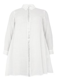 Witte linnen lange shirt met een puntkraag, knoopsluiting aan de voorkant en een lichtgewicht, luchtige textuur. Heeft een patroon in het middenpaneel en manchetten.